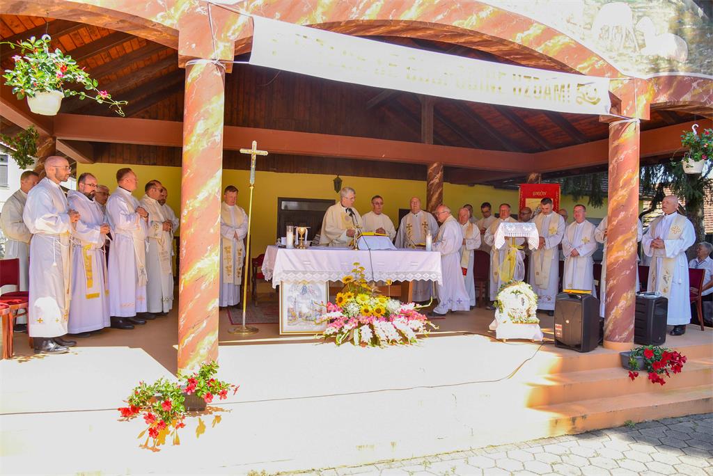 Mons. Leonard Markač proslavio zlatnu misu u rodnom Goričanu